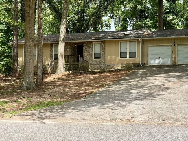 Building Photo - Beautiful 3-Bedroom, 2-Bath Ranch with Spacious Kitchen & Private Backyard