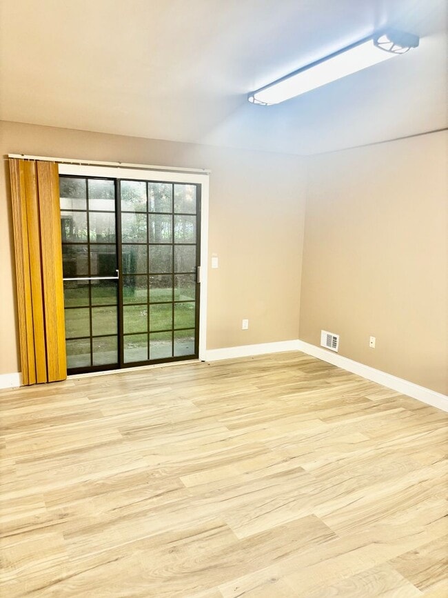 Photo - 2 Bedroom, 1 Bathroom Newly Renovated Cond...