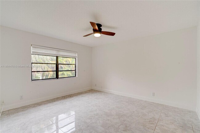 Photo - 136 S Cypress Rd Unidad 323