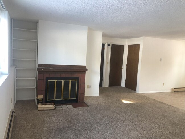 Building Photo - 2 bedroom 1 bath Centrally Located Apartment