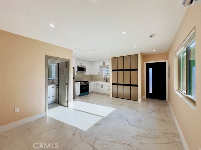Building Photo - 7058 Matilija Ave Rental