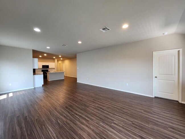 Photo - 4/2/2 Home in Heather Glen/ Fridge / Gas Cooking / Covered Back Patio / Fenced in Yard / CISD