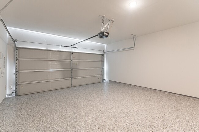 Photo - 10627 Whitejacket