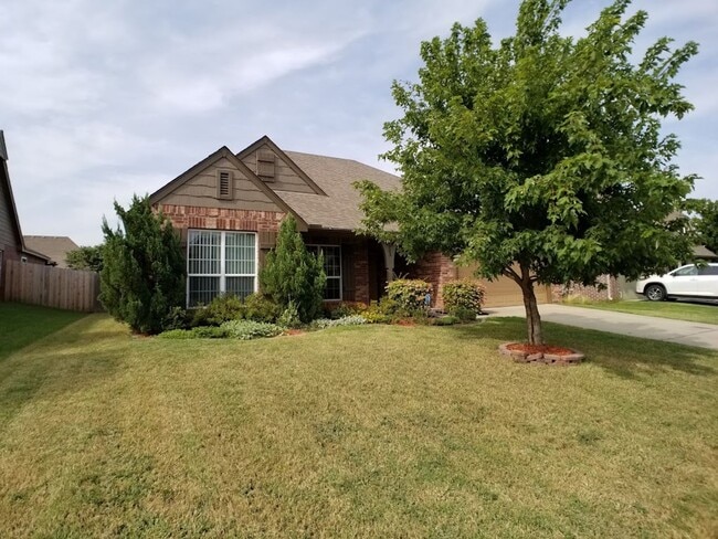 Photo - 3 Bed | 2 Bath in Jenks!