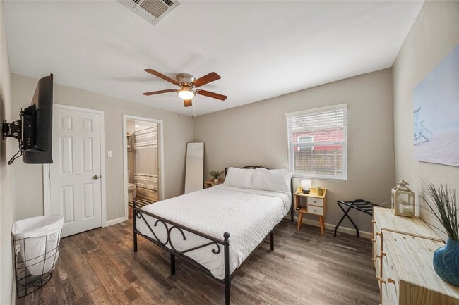 Photo - 2111 8th Ave N