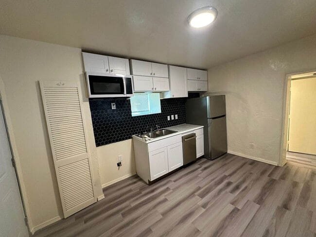 Building Photo - 416 Cromwell Ave SW Unit B Rental