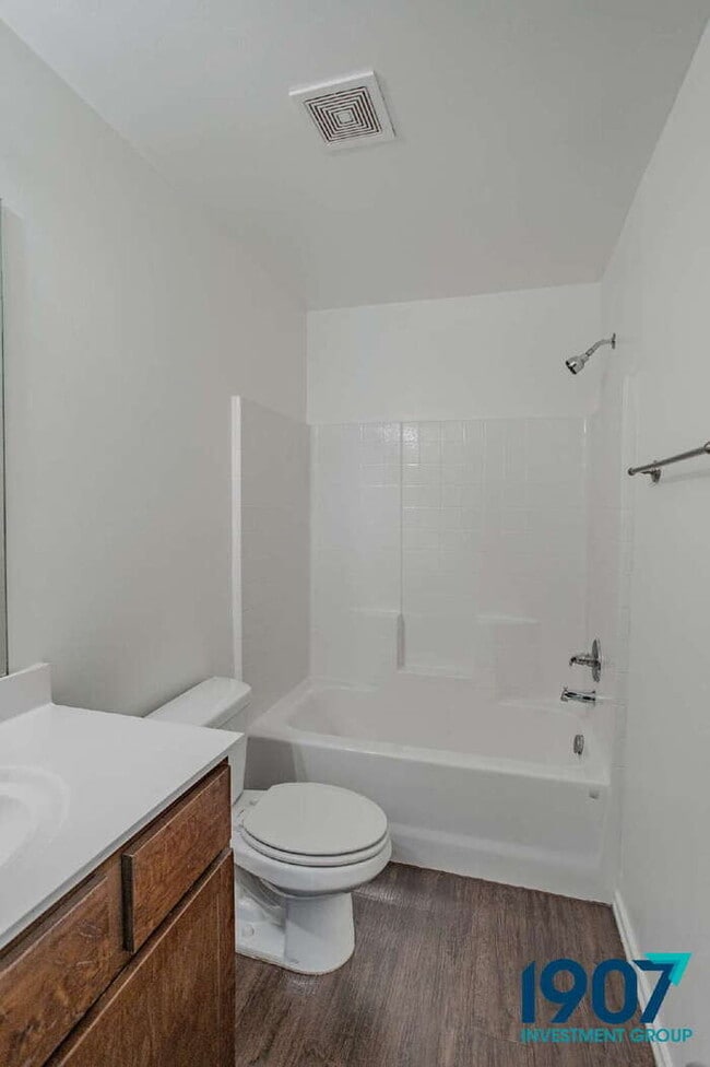 Building Photo - Contemporary 3-Bedroom Home in Yukon – Modern Finishes & Open Layout!