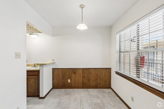1BR, 1BA - 760SF - Dining Room
