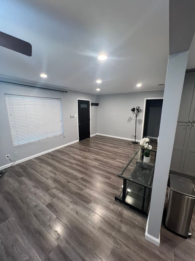 Photo - 212 N Aladdin Dr