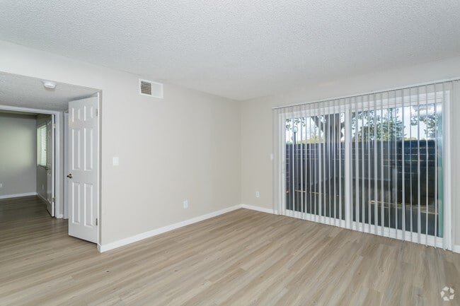 2BR, 1BA - 735 SF