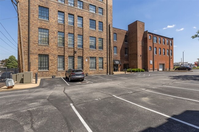 Building Photo - 1720 Chouteau Ave Unit 103