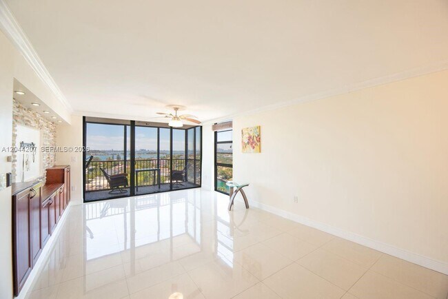 Photo - 2500 NE 135th St Unidad C1011