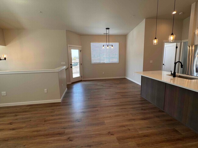 Photo - 896 E RR Ave