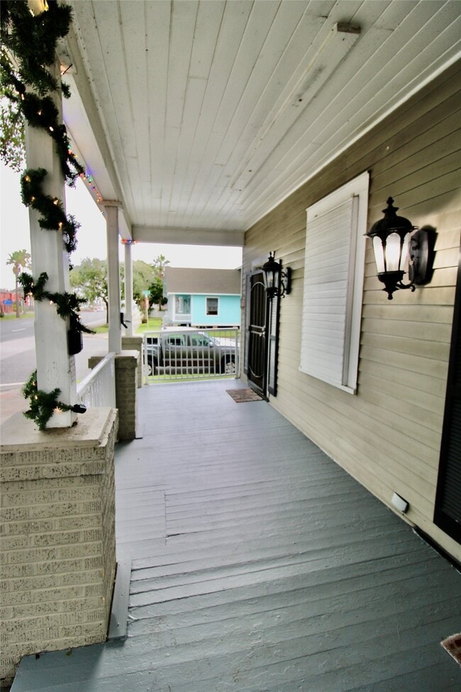 Photo - 901 Broadway Avenue J Unidad down