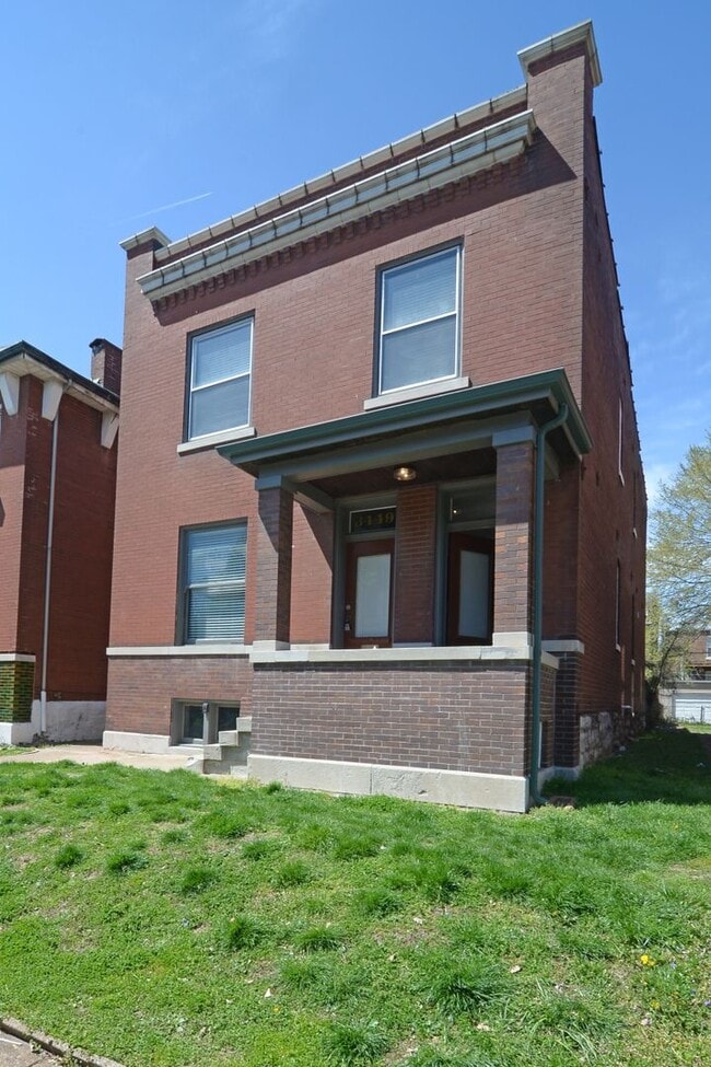 Building Photo - 3449 Iowa Ave Unit 3449-2F Iowa