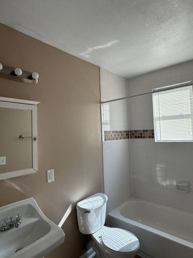 Photo - 1225 W 25th St Unit 9