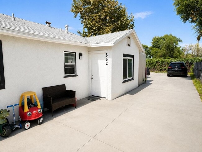 Building Photo - 852 N Lugo Ave