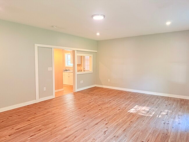 Building Photo - 2046 Hartford Ave.