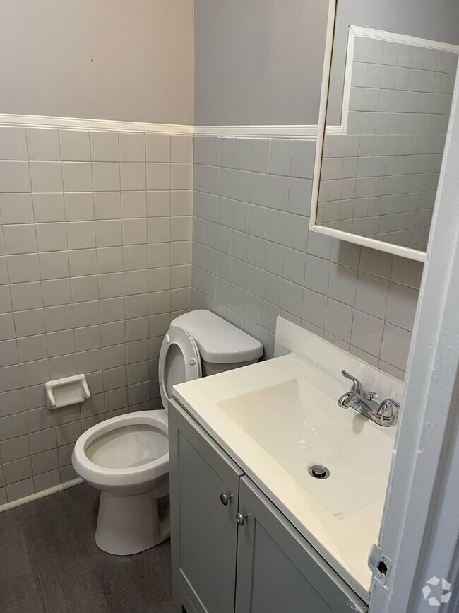 Building Photo - Recently renovated two bedroom one and a h... Rental