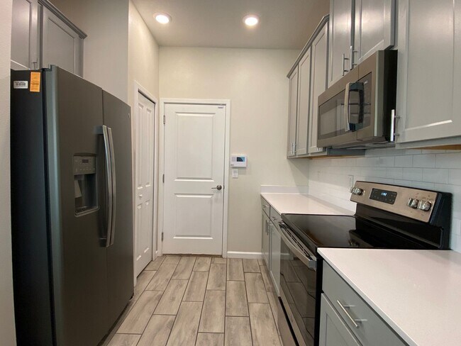 Photo - 3BD/2.5BA Townhome in Econ Trails Near Valencia East!