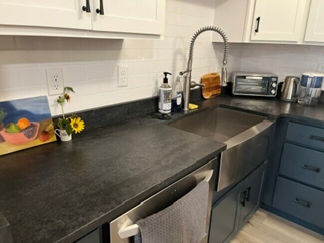 Photo - Large Two bedroom, Two Bath Furnished, all Inclusive short to mid term rental. Unidad 214