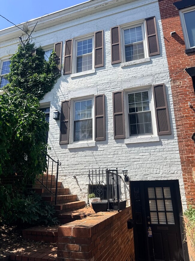 Building Photo - 3519 T St NW Unit B