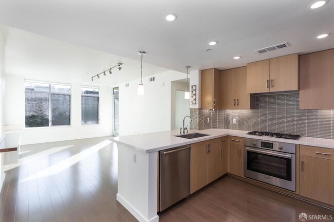 Building Photo - 2655 Bush St Unit 214 Rental
