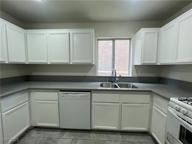 Building Photo - 5586 Lago Ct