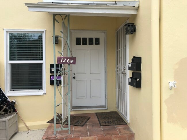 Photo - 136 W Ridgewood Ct