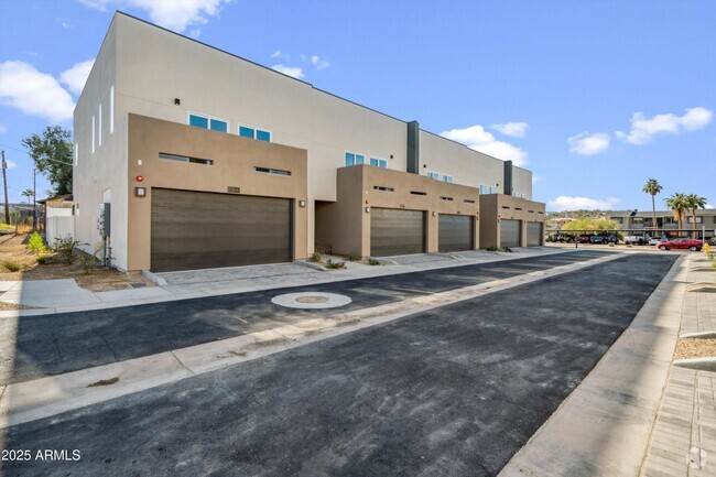Building Photo - 2118 E Voltaire Ave Rental