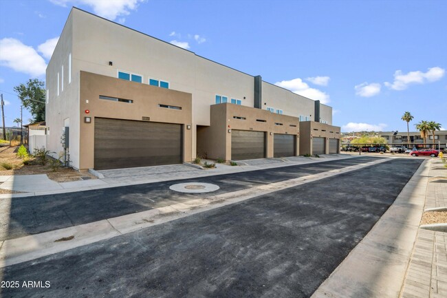 Photo - 2118 E Voltaire Ave Townhome