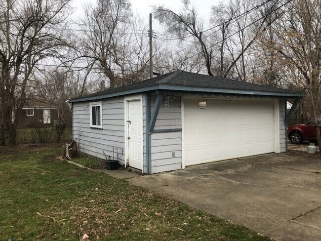 Garage - 760 Eugene Ave