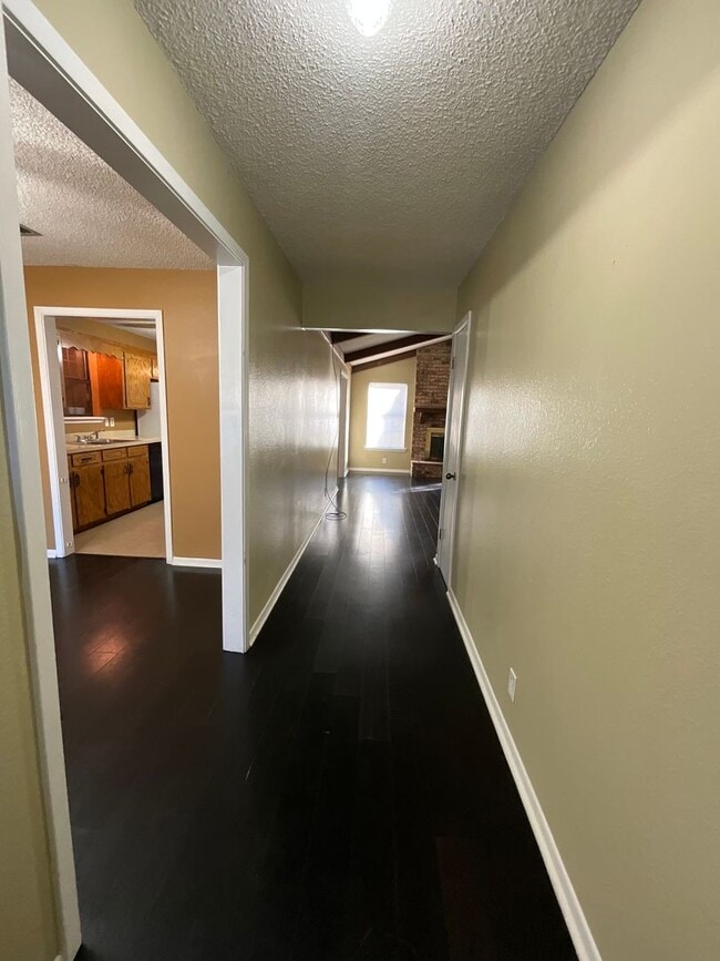213 Old Oak Ln