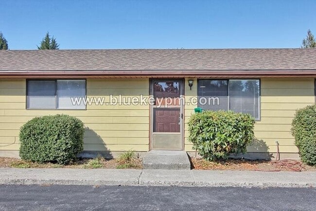 Building Photo - 2 Bed, 1 Bath Unit in Battle Ground in a 55+ Complex 2 blocks off Main Street