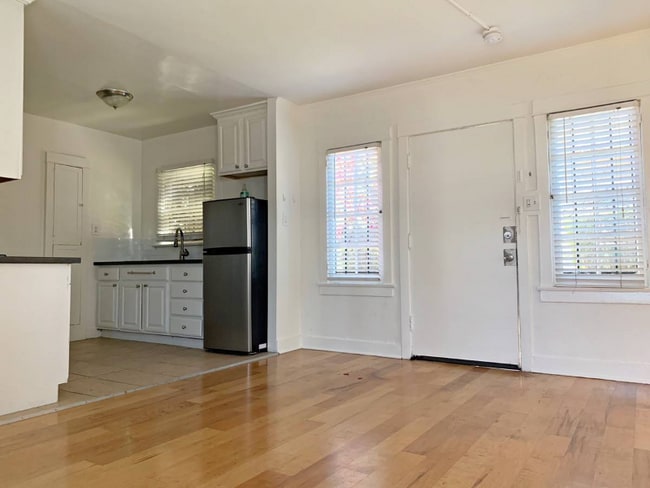 Building Photo - 5416 Fountain Ave Unit 1.2