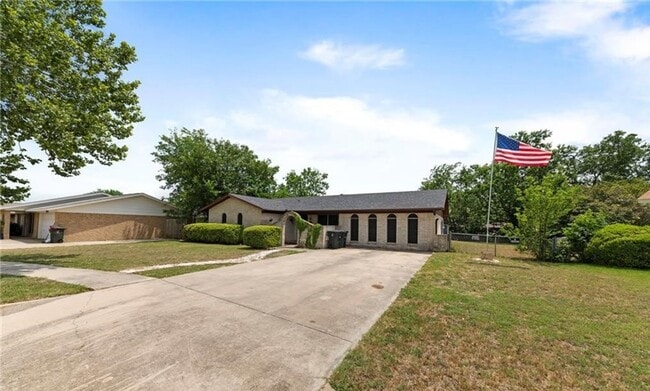 Building Photo - 3 bedroom 2 bathroom! Rental