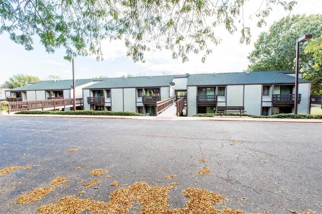 800 E Kahler Rd - Winchester Manor