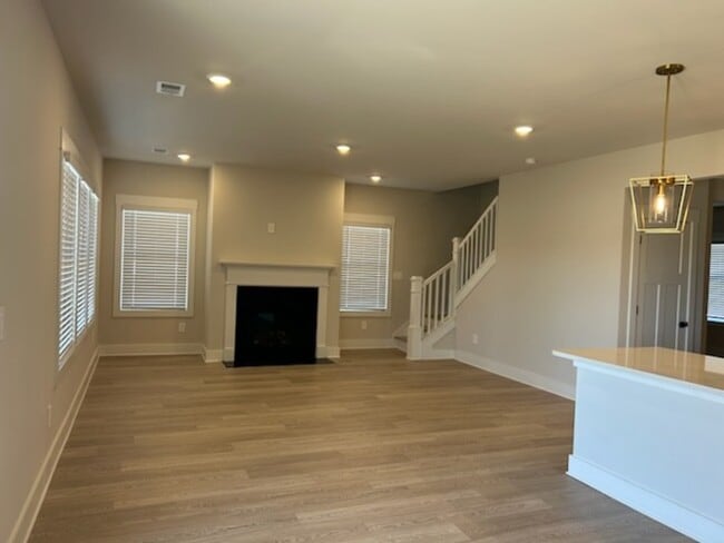 Photo - 128 Willoughby Wy