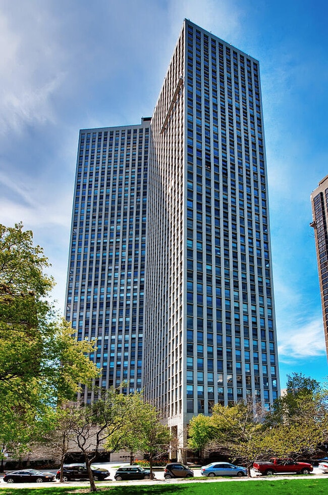 Building Photo - 2626 N Lakeview Ave Unit 2605