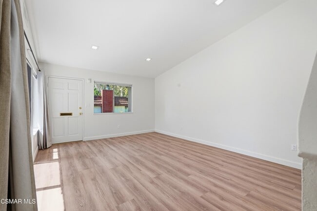 Photo - 10432 Larwin Ave