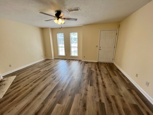 Photo - 2 Bed/1.5 Bath Towhome on Cul-De-Sac, *Backyard Privacy Fence*