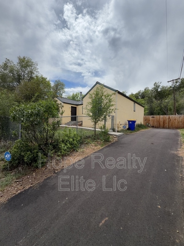 Photo - 1230 N Chestnut St