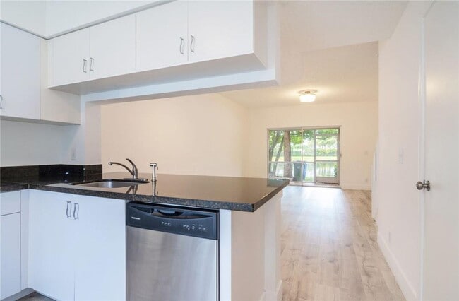 Photo - 16637 Hemingway Dr