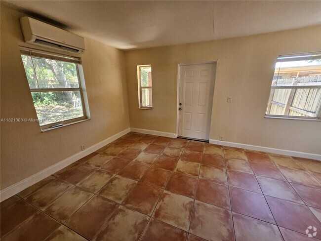 Building Photo - 118 NW 8th Ave Unit REAR Rental