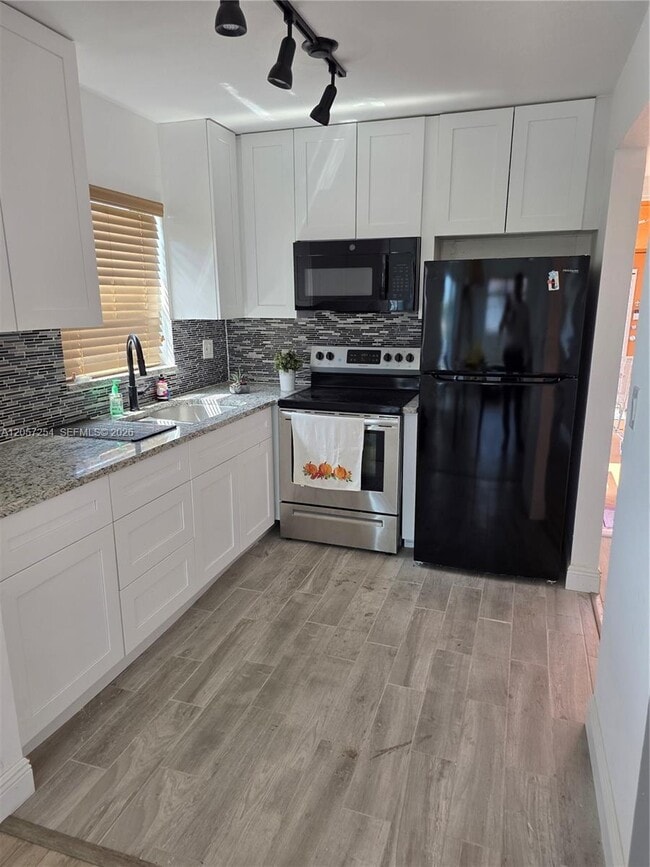 Building Photo - 3048 Sunrise Lakes Dr E Unit 421