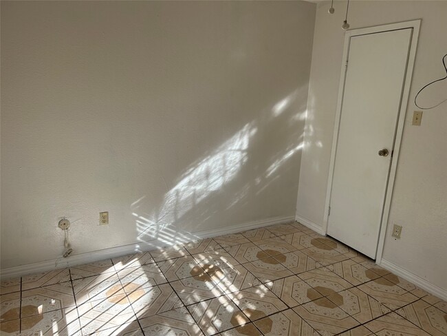 Photo - 3900 Woodchase Dr Unit 65