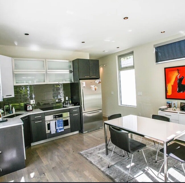 Photo - 402 Harrison St