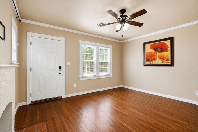 Photo - 1633 E 8th St Unit 1635