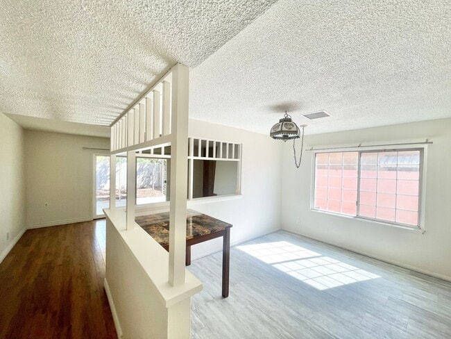 Spacious 3 Bed 2 Bath House w/ Central A/C... - Spacious 3 Bed 2 Bath House w/ Central A/C...