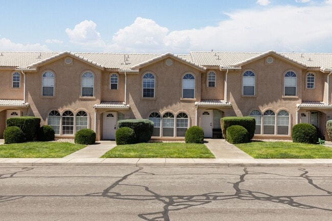 Building Photo - Spacious 3-Bedroom, 2.5-Bath Parkside Town... Rental